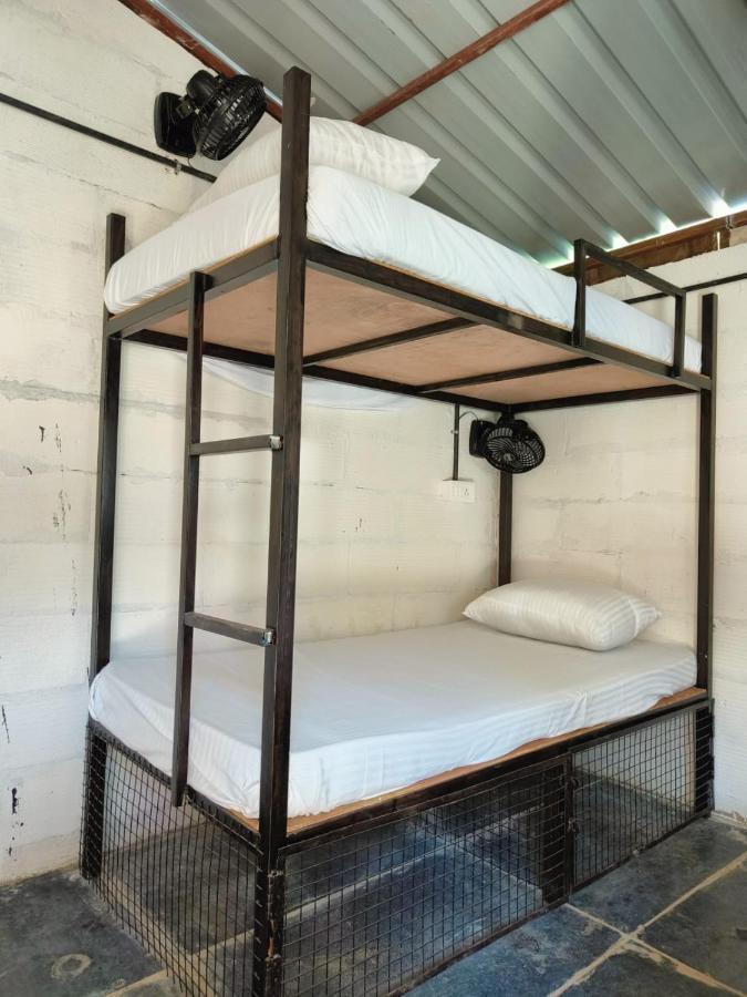 12 Monks - Beachside Hostel 阿姆波尔 外观 照片