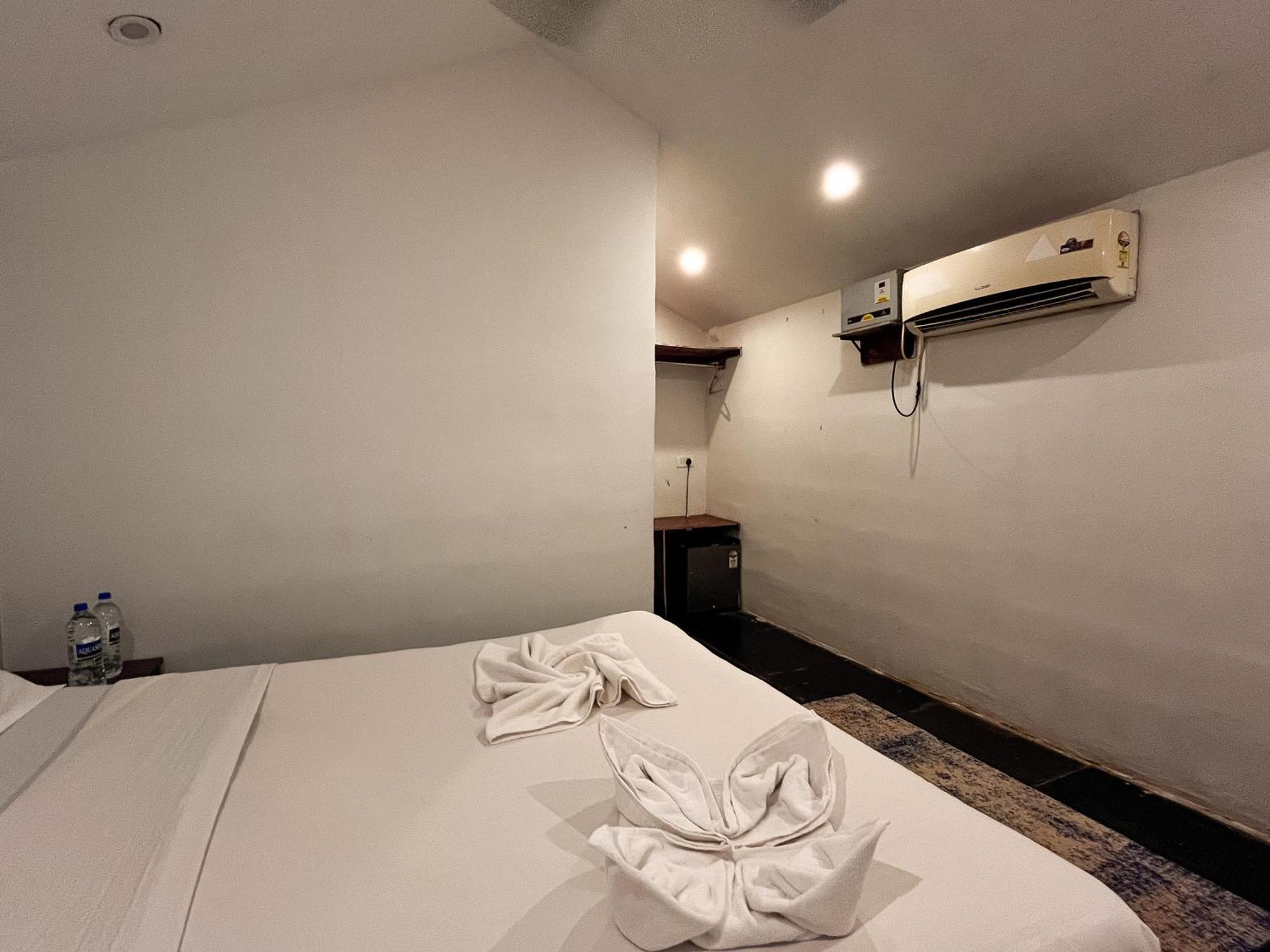 12 Monks - Beachside Hostel 阿姆波尔 外观 照片