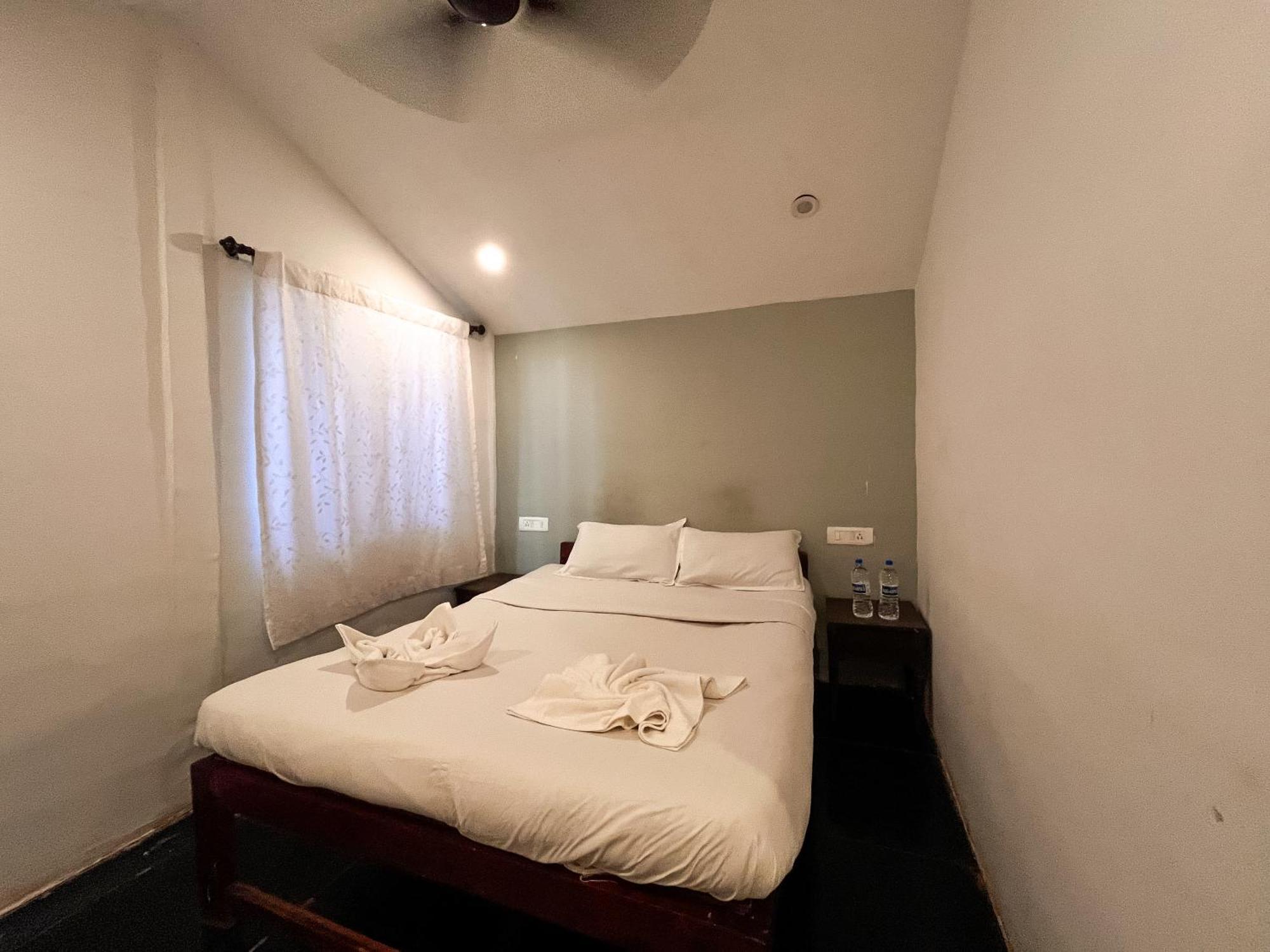 12 Monks - Beachside Hostel 阿姆波尔 外观 照片