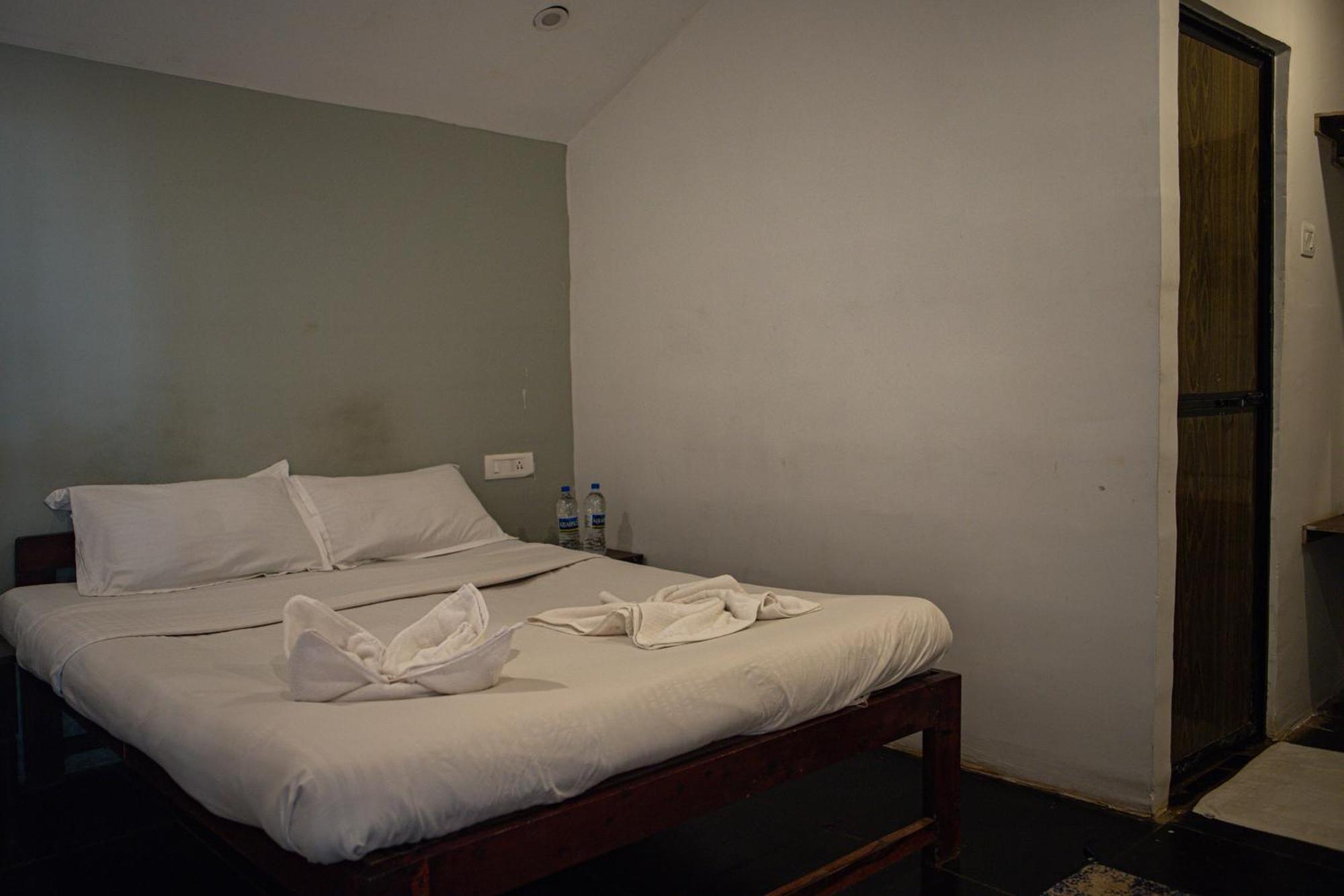 12 Monks - Beachside Hostel 阿姆波尔 外观 照片