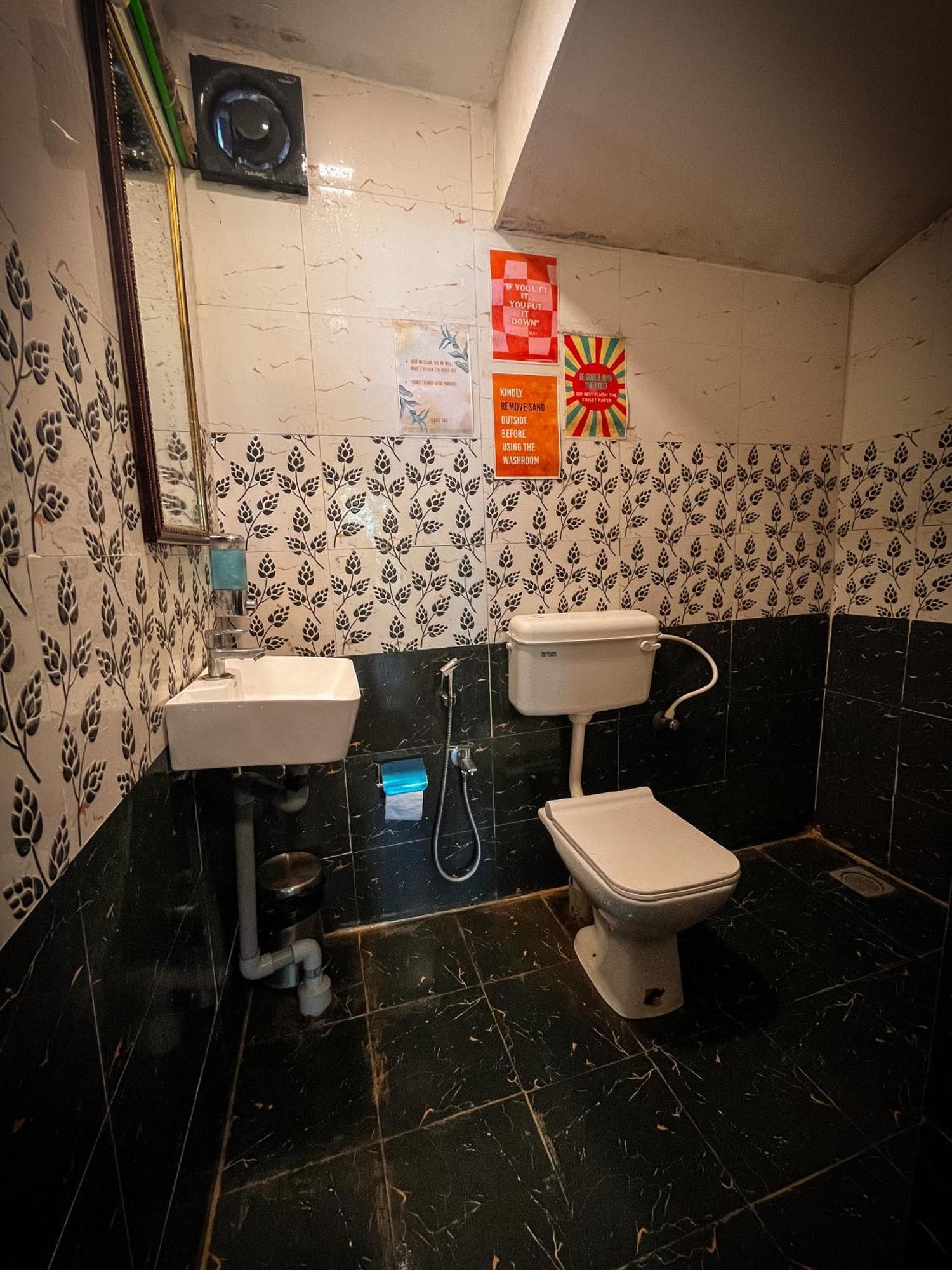 12 Monks - Beachside Hostel 阿姆波尔 外观 照片